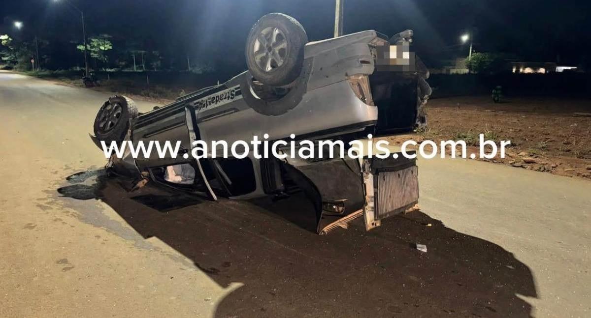 Motorista perde o controle após desviar de veículo e capota picape na Linha 625