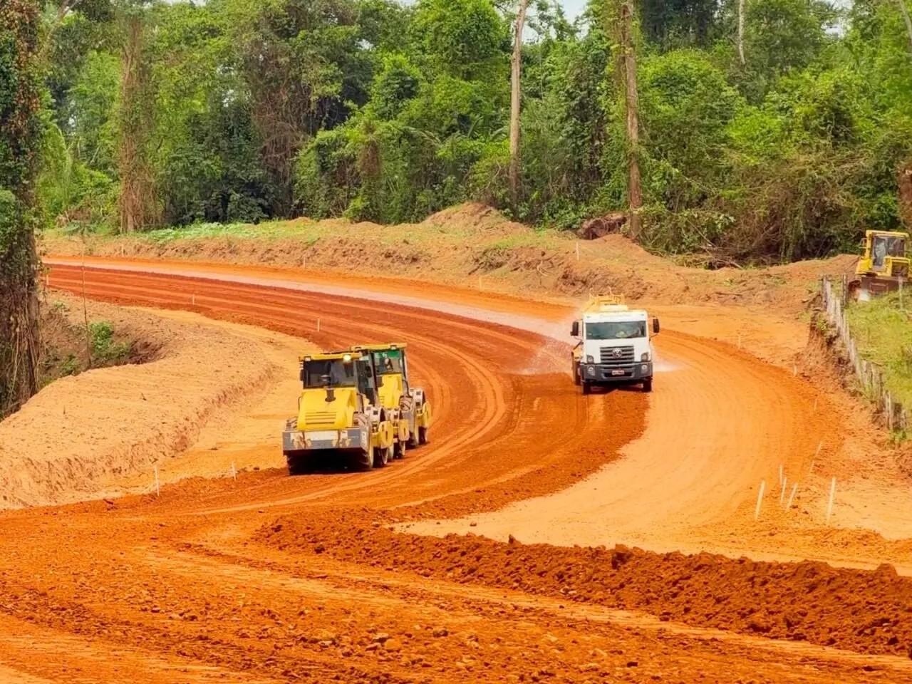 Município de Alta Floresta d’Oeste avança com serviços de terraplanagem na Serra do Pialópe, na RO-135