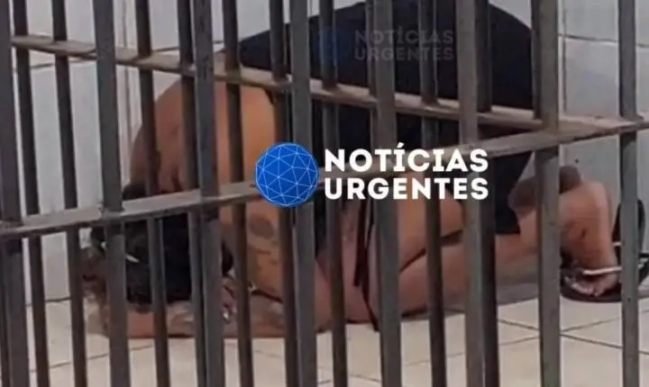 Mulher se ajoelha para fazer oração em cela após ser presa por suspeita de tráfico de drogas em Porto Velho