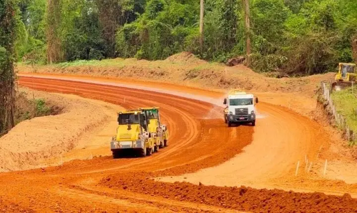 Município de Alta Floresta d’Oeste avança com serviços de terraplanagem na Serra do Pialópe, na RO-135